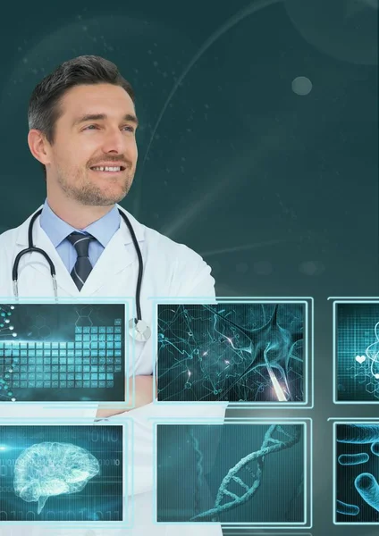 Чоловік лікар посміхається з 3d медичних інтерфейсів — стокове фото