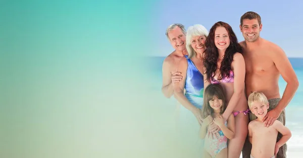 Familia en la playa con transición verde — Foto de Stock