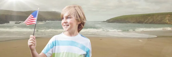 Niño con bandera americana en la playa con bengala — Foto de Stock