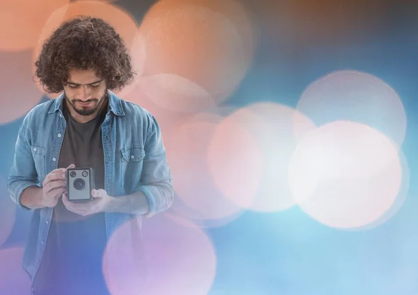 Fotograf při pohledu na fotoaparát — Stock fotografie