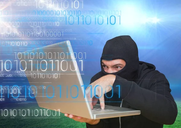 Haker za pomocą laptopa — Zdjęcie stockowe