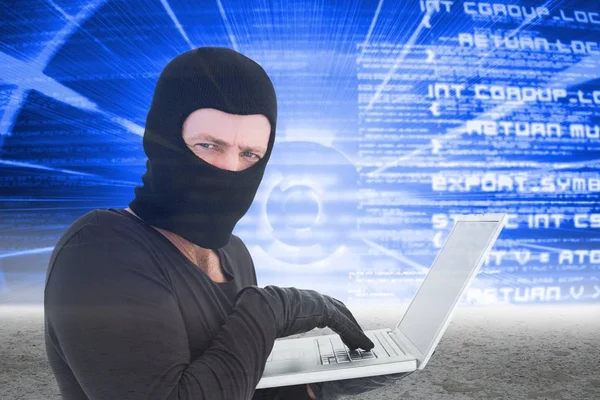 Hacker mit weißem Laptop — Stockfoto