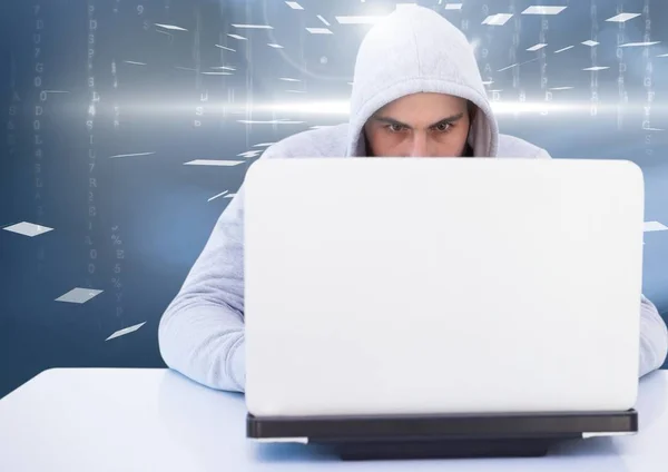 Hacker in een kamer met behulp van een laptop — Stockfoto