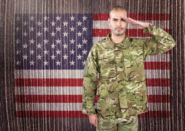 Katona előtt az amerikai zászló — Stock Fotó