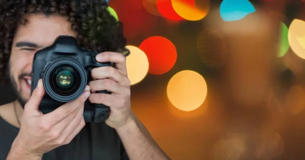 Photographe prenant une photo devant la caméra — Photo