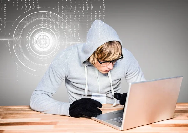 Blond-haar hacker met behulp van een laptop — Stockfoto