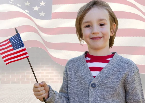 Sonriente niño sosteniendo una bandera americana — Foto de Stock