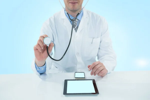Трехмерное изображение врача, осматривающего пациента со стетоскопом — стоковое фото