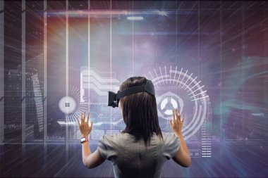 Vr kulaklık arabirimi galaxy ve şehir arka plan karşı dokunmadan kadında