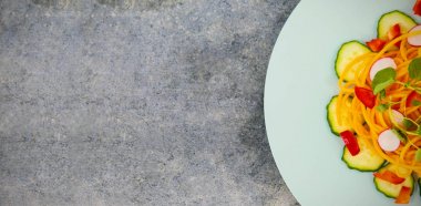 Plaka gri tablo üzerinde taze salata