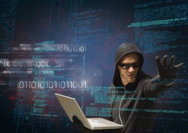 Bir dizüstü bilgisayar tutan hacker 