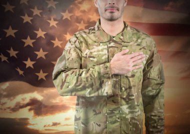 Kalbi üzerinde el ile askeri 