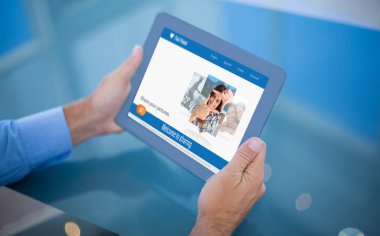 İşadamı bir ofiste onun 3d tablet kullanma