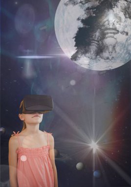 3d bir gezegen gezegenlerin ve mercek parlamaları mavi gökyüzü karşı isteyen Vr kulaklık kız