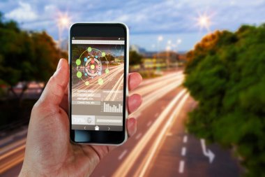 kırpılan el akıllı telefon tutarak