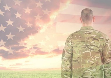 Amerikan bayrağı karşı askeri ayakta