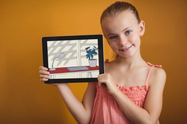 onun dijital tablet üzerinde renkli bir çizim gösteren kız