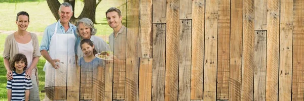 Семья улыбается на барбекю с переходом деревянных панелей 3d — стоковое фото