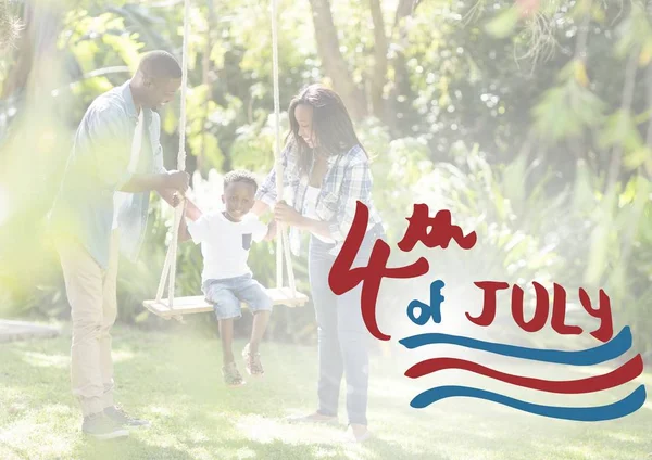 Amerikaanse familie op een schommel voor de 4e juli — Stockfoto