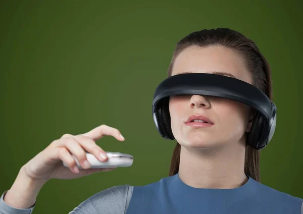 Γυναίκα σε ακουστικά εικονικής πραγματικότητας — Φωτογραφία Αρχείου