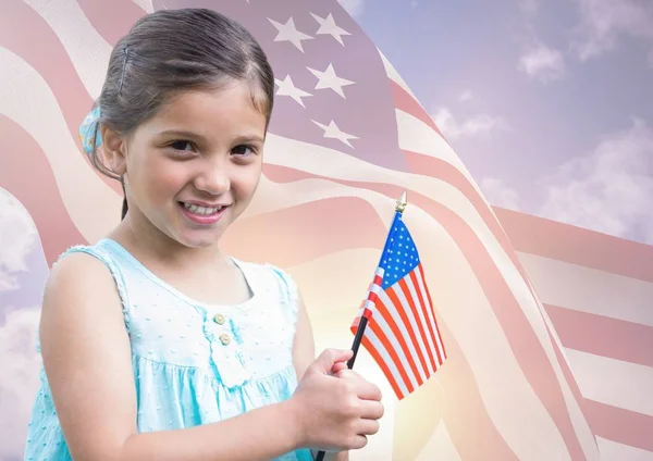 Sonriente chica sosteniendo una bandera americana — Foto de Stock