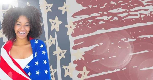 Femme enveloppée dans le drapeau américain — Photo