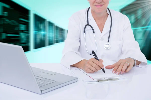 Imagem 3d composta do midsection do doutor fêmea que escreve a prescrição na mesa — Fotografia de Stock