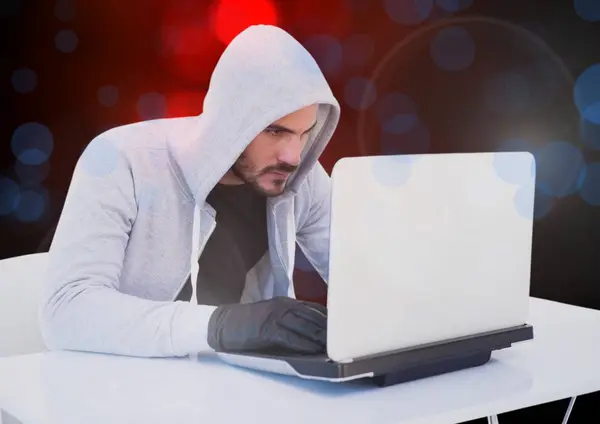 Hacker trabalhando no laptop — Fotografia de Stock