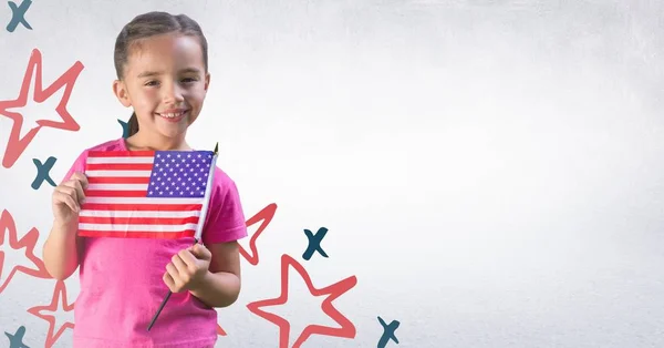 Chica sonriendo y sosteniendo bandera americana — Foto de Stock