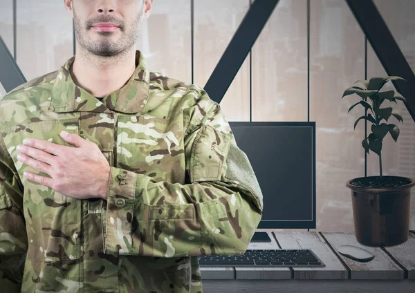 Soldado com a mão no coração na frente de seu escritório — Fotografia de Stock