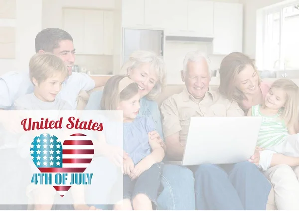 Gelukkige familie loong op de laptop voor de 4e juli — Stockfoto