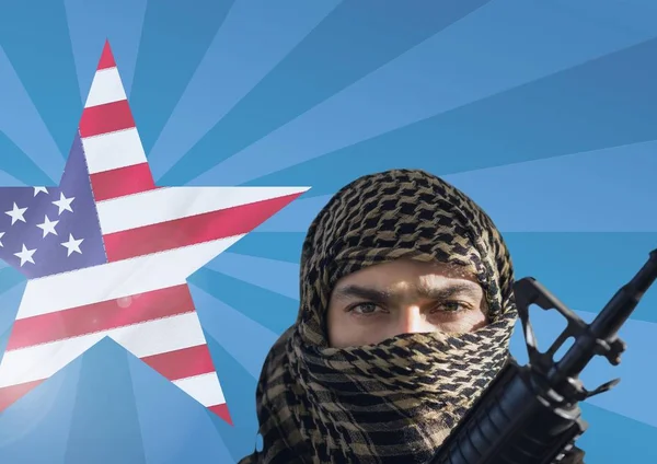 Солдат с оружием перед американским флагом в звезде — стоковое фото