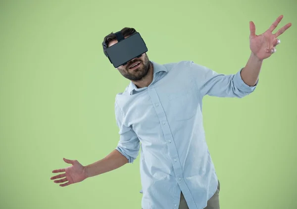Mies virtuaalitodellisuus kuulokkeet — kuvapankkivalokuva