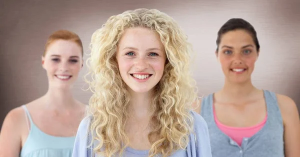 Studenten tegen roze muur achtergrond — Stockfoto