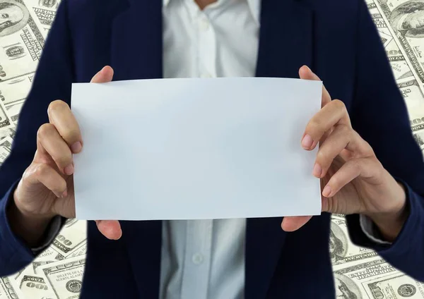 Zakenvrouw mid sectie met lege kaart tegen geld achtergrond — Stockfoto