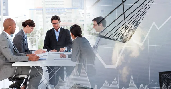 Geschäftstreffen nach Fenster mit Stadtfinanzen — Stockfoto