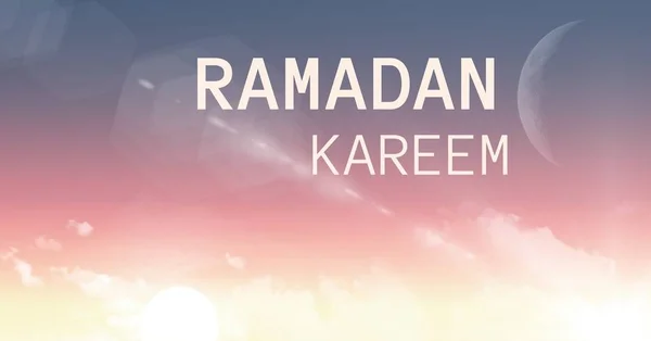 Texte du ramadan blanc contre le ciel du soir — Photo