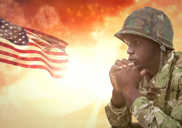 Pensiero militare contro il tramonto e bandiera americana — Foto Stock
