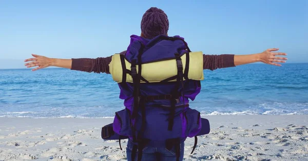 Achterkant duizendjarige backpacker tegen strand — Stockfoto