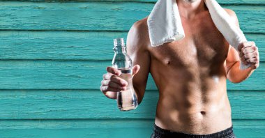 Adam mavi ahşap arka plan karşı ayakta