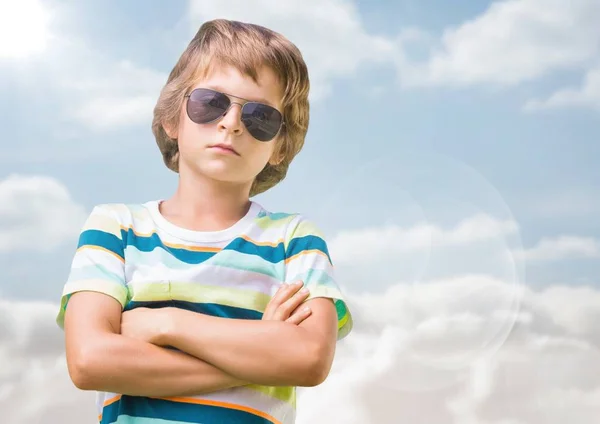 Pojke i solglasögon armar viks mot himlen med flare — Stockfoto
