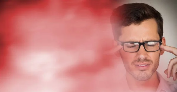 Retrato de homem frustrado com óculos e vermelho desfocado transição 3d — Fotografia de Stock
