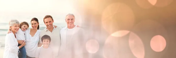 Familia en la playa con transición bokeh melocotón —  Fotos de Stock