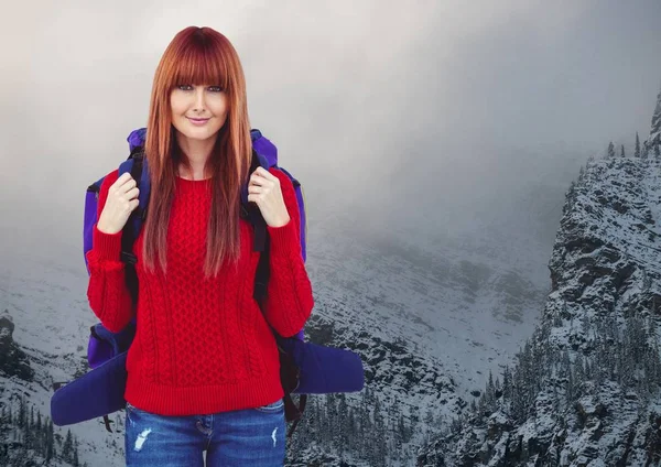 Millennial Backpacker lächelt vor verschneiten Bergen — Stockfoto