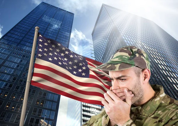 Militar contra bandera americana — Foto de Stock