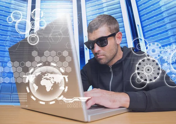 Hacker dengan kacamata hitam menggunakan laptop di pusat data — Stok Foto