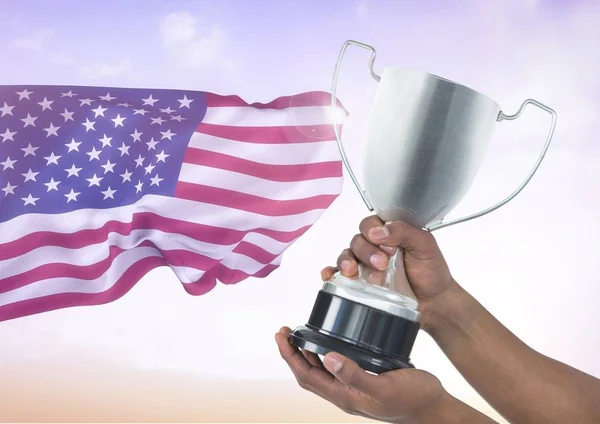 Hände, die eine Tasse gegen die amerikanische Flagge halten — Stockfoto