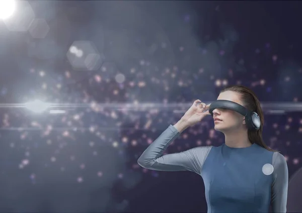 Auricular de mujer en VR mirando contra el cielo morado con bengalas — Foto de Stock