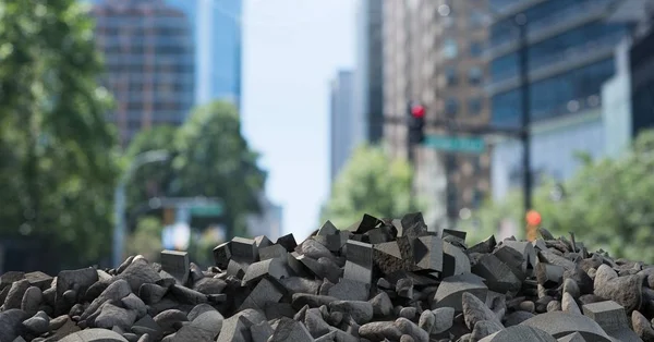 Des décombres de béton brisé dans le paysage urbain — Photo