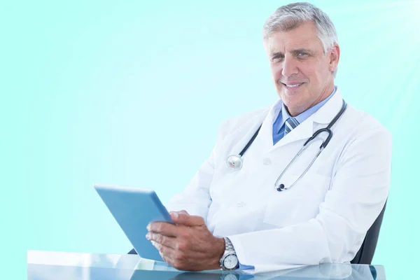 Imagem 3d composto de retrato de médico masculino confiante usando tablet digital — Fotografia de Stock